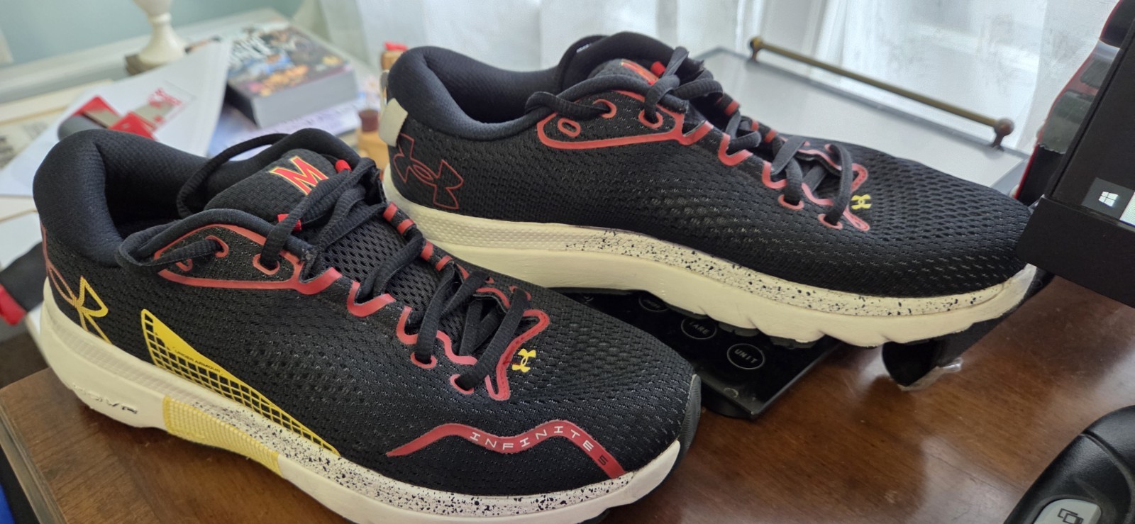 SAOLA Scarpe da corsa Under Armour HOVR Infinite 5 University Maryland nere donna 7 5