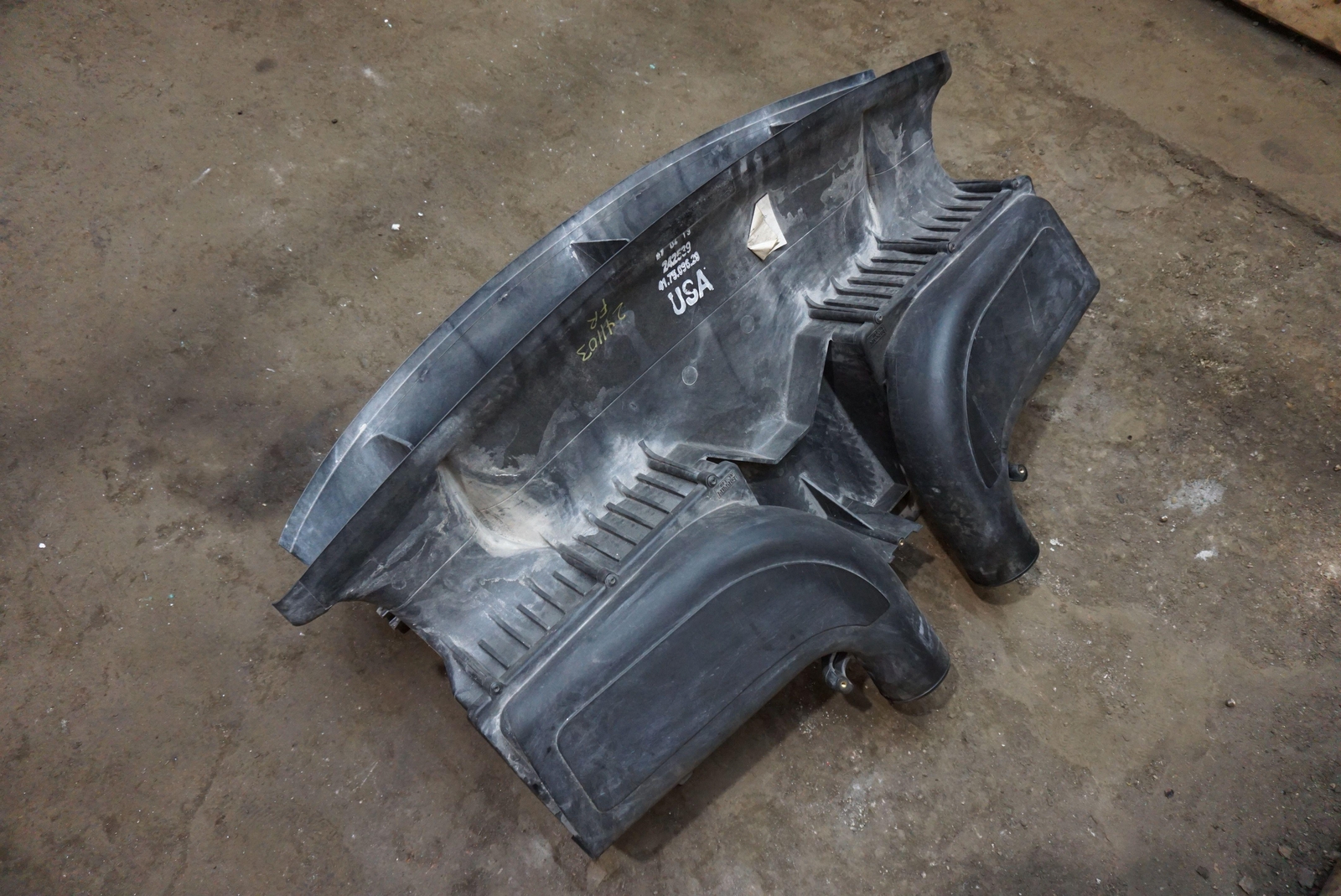 Front Air Intake Filter Duct Guide OEM 242539 Ferrari California 2008-14
