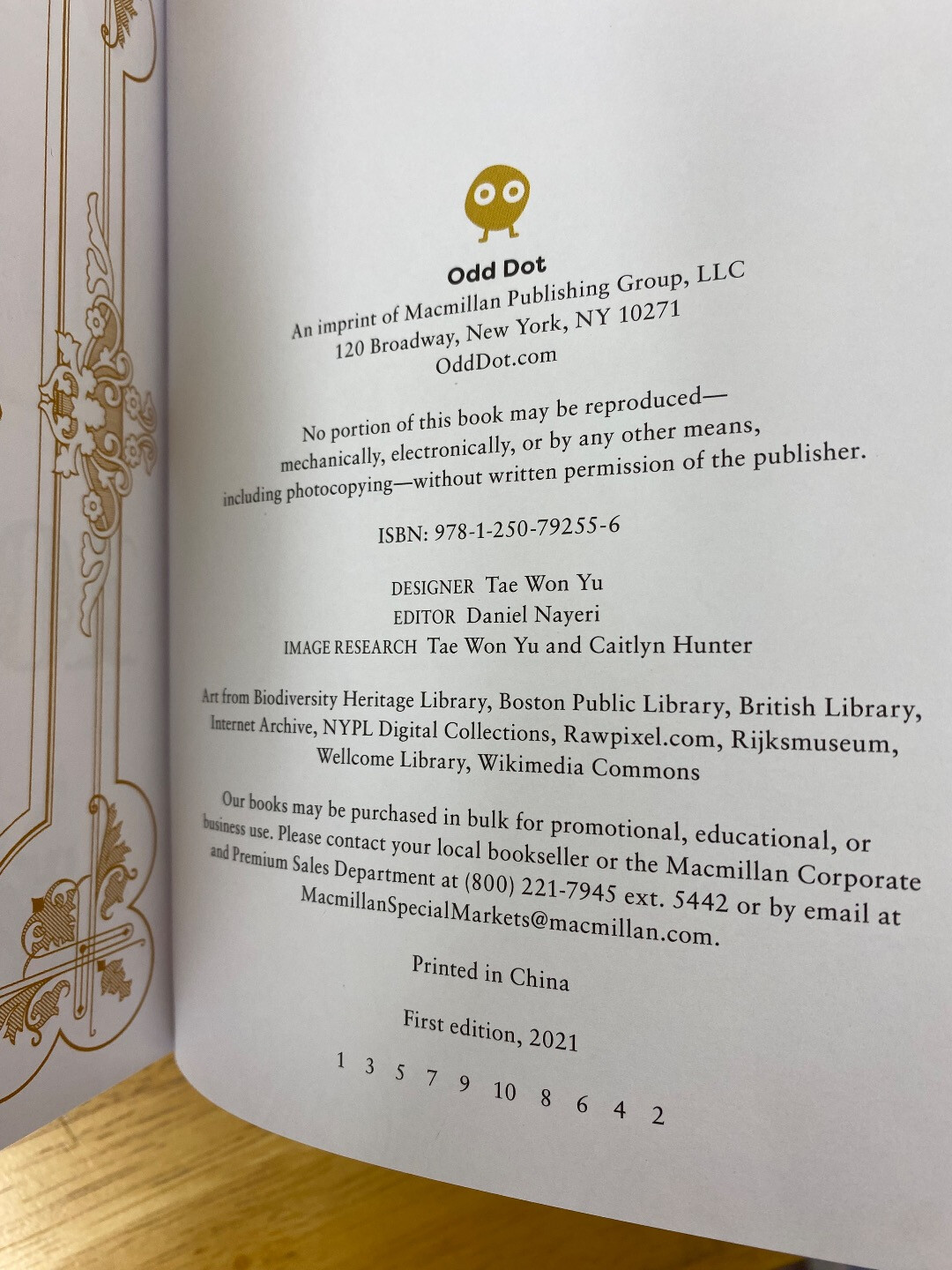 THE ANTIQUARIAN STICKER BOOK BIBLIOPHILIA Scrapbooking 1st Edition HB