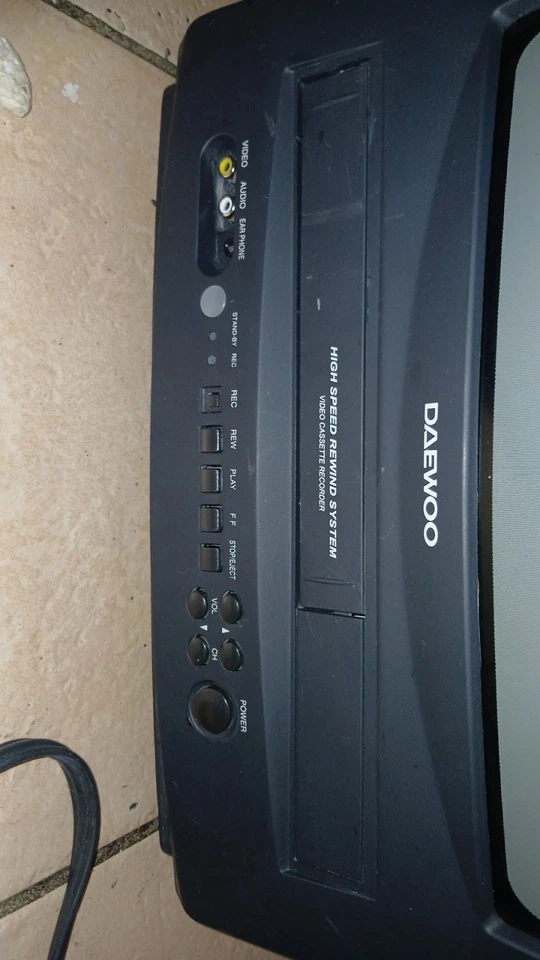 DAEWOO DVQ-13H1FC 14" CRT TV/VCR/VHS Recorder Combo Retro Gaming 2003 - Image 2 of 4