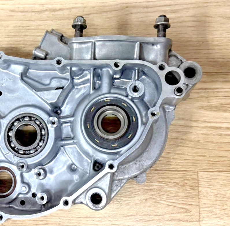 Honda CR250R 2002 cárter del motor derecho bloque parte inferior 04921-KZ3-L20 Foto 3 de 4