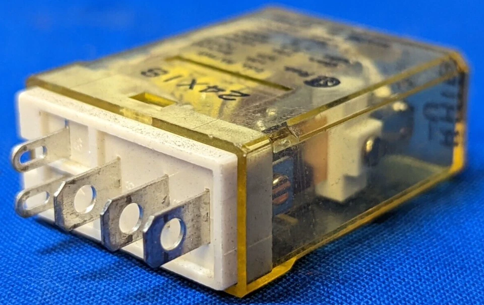 IDEC RELAY 24X18 RHIB-U DC24V 1OA 240VAC 30VDC 5 PIN LOT OF 3 - Image 4 of 4