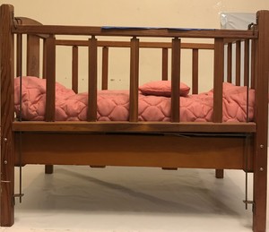 muñeca bebe con cuna