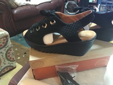 NEW Bernie Mev Marcelo Black Woven Platform Wedge Sandals Memory Foam Size 39