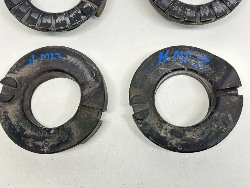 T503131 20132020 Lincoln MKZ Rear Suspension Coil Spring Mount Insulation Se G2U Foto 3 de 4