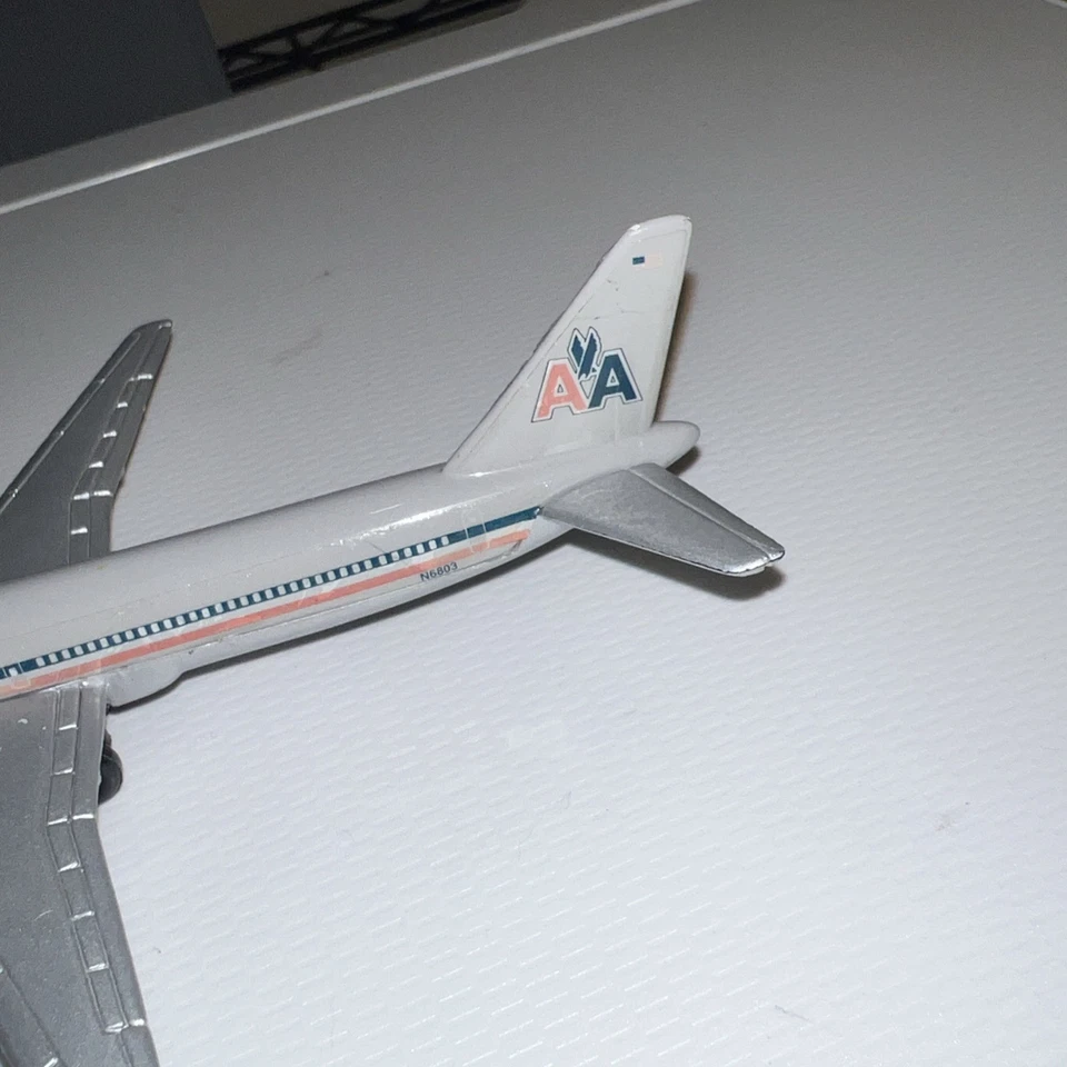 Modelo de avión fundido a presión Daron Realtoy American Air Lines Eagle librea de colección Foto 4 de 4