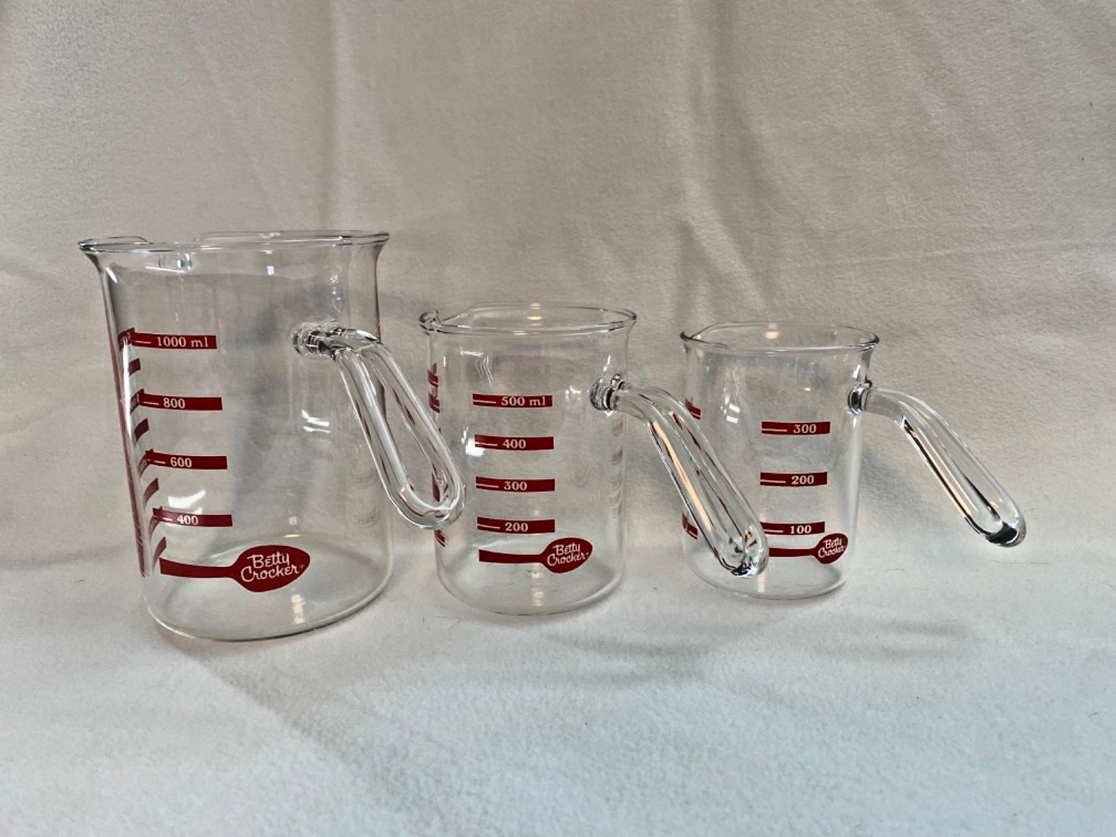 Vintage Betty Crocker 3 nesting glass measuring cups; 1000ml, 500ml, and 300ml