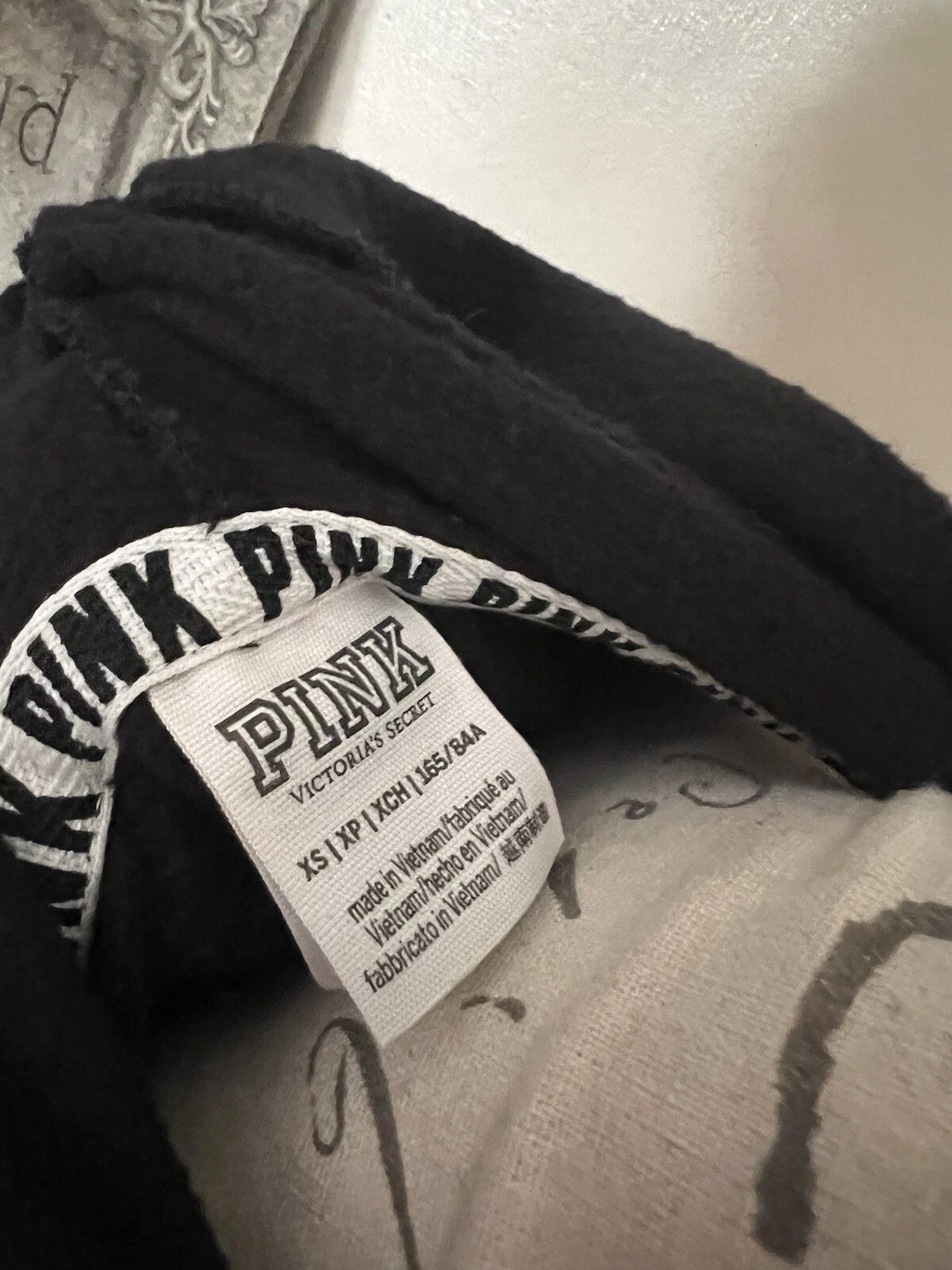 UNDERCOVER FELPA CON CAPPUCCIO ROSA LOVE NERA