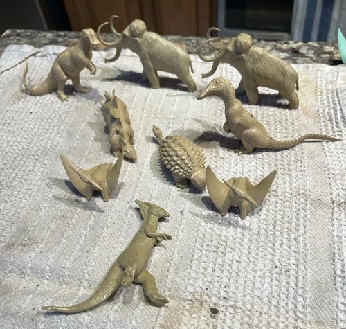 Vintage lot MARX prehistoric dinosaurs playset toys-9 tan