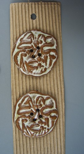 INCOMPARABLE BUTTON COMPANY SET OF 2 - CERAMIC - Picture 1 of 4