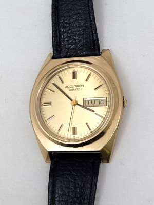    Vintage BULOVA ACCUTRON - P0 (1980) - Swiss Quartz Day / Date Wristwatch !!