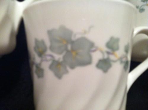 MUG CORNING WARE CORELLE CALLAWAY IVY SET OF 4 MUGS CUPS and SAUCERS - Picture 5 of 7