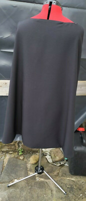 schwarzer Umhang Cape mit weinfarbenem Futter ok
