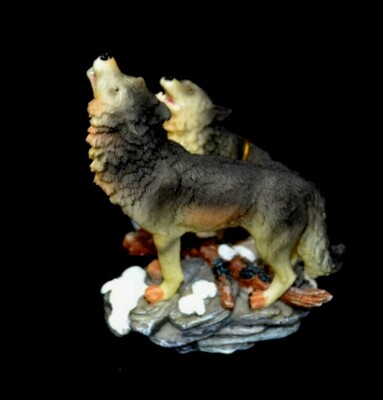 Unique Hand Carved 2 Howling Wolfs With Detail Figurine 
