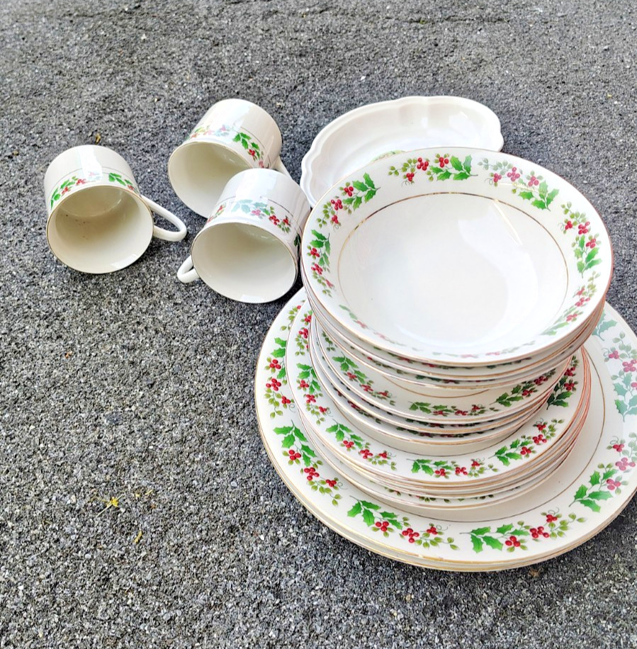 GIBSON CHRISTMAS DINNERWARE 5-Pc Place Setting Gold  Rim HOLLYBERRY 4 Available