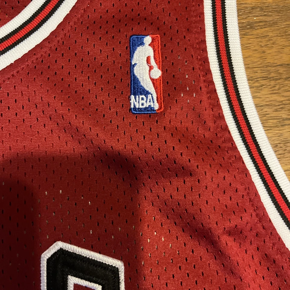 Camiseta Dennis Rodman Authentics de las Finales de la NBA de los Chicago Bulls talla 48 Foto 3 de 4