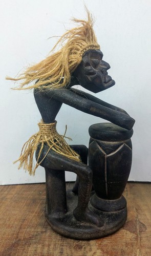 2 estatuillas de tambor de surfista tribal de madera y yute talladas a mano de colección Tiki Tribesman - Imagen 6 de 16