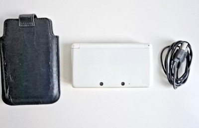 Nintendo 3DS Weiß Handheld Konsole Bundle mit Case & Ladegerät
