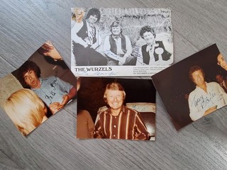 Die Wurzels signierte Postkarte und drei signierte Farbfotos Mitte 70er Jahre Vintage.