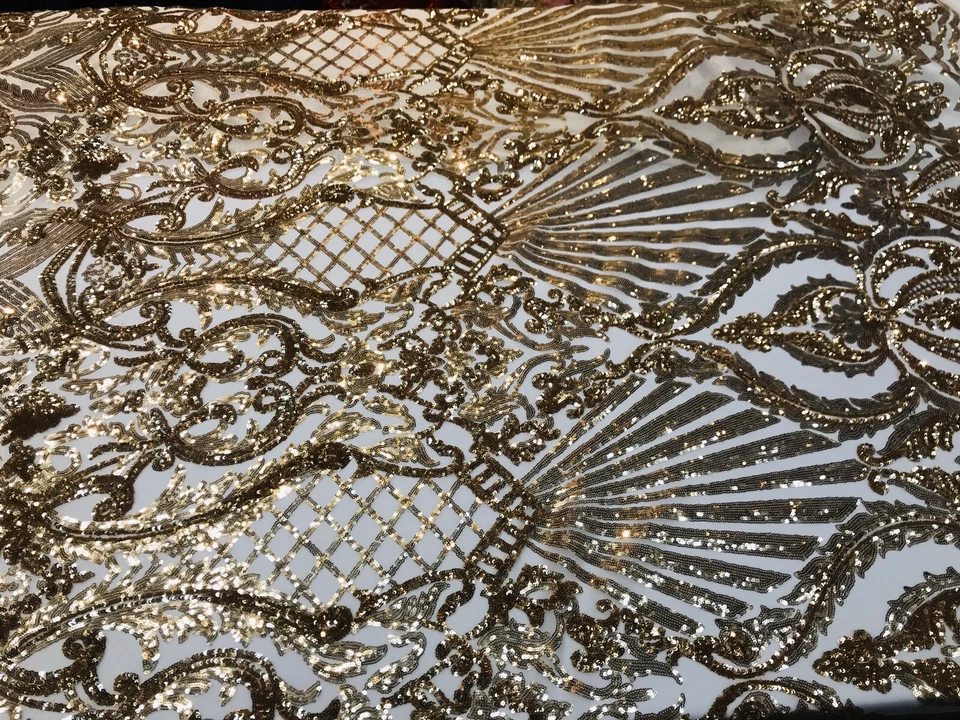 BORDADO DISEÑO DAMASCO LENTEJUELAS BRILLANTES DORADO EN MALLA ELÁSTICA DE 4 VÍAS-1 YARDA. Foto 3 de 4