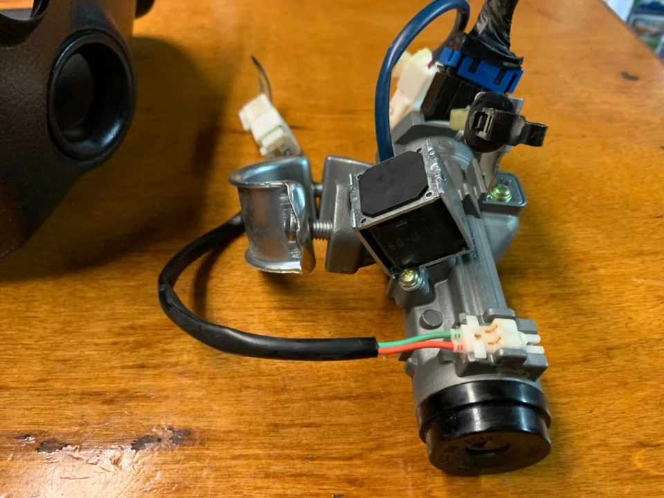 Kia Sorento 2011-2013 INTERRUPTOR DE ENCENDIDO CON LLAVE Cerradura de puerta del conductor y cubierta de columna Foto 2 de 4