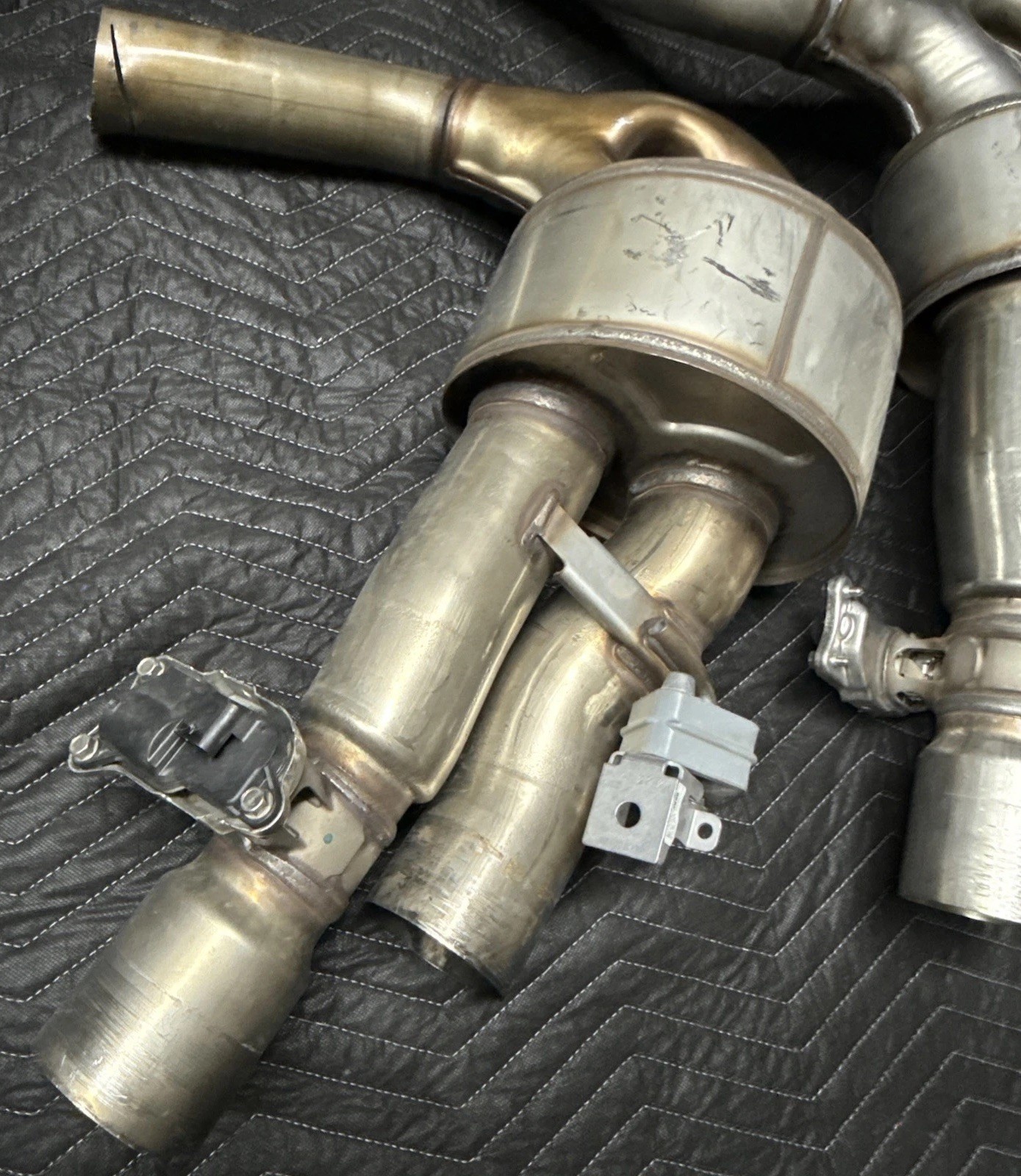25 Lamborghini Urus Hybrid muffler Exhaust system With Tips Phev OEM 4ML253609A