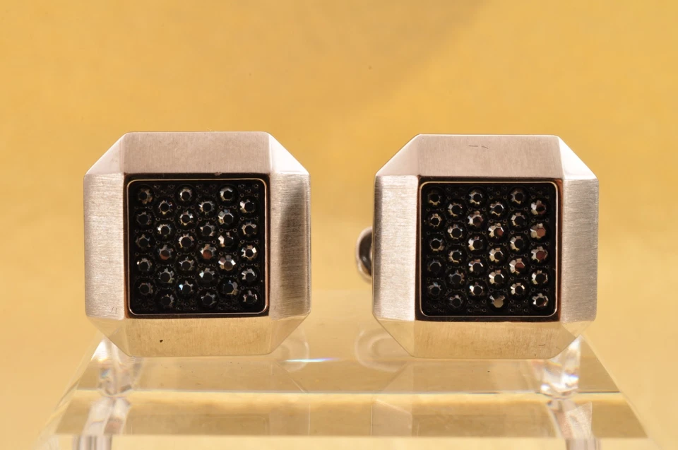 Gemelos y clip de corbata "SWAROVSKI", color plata y negro con paquete de marca. Foto 4 de 4