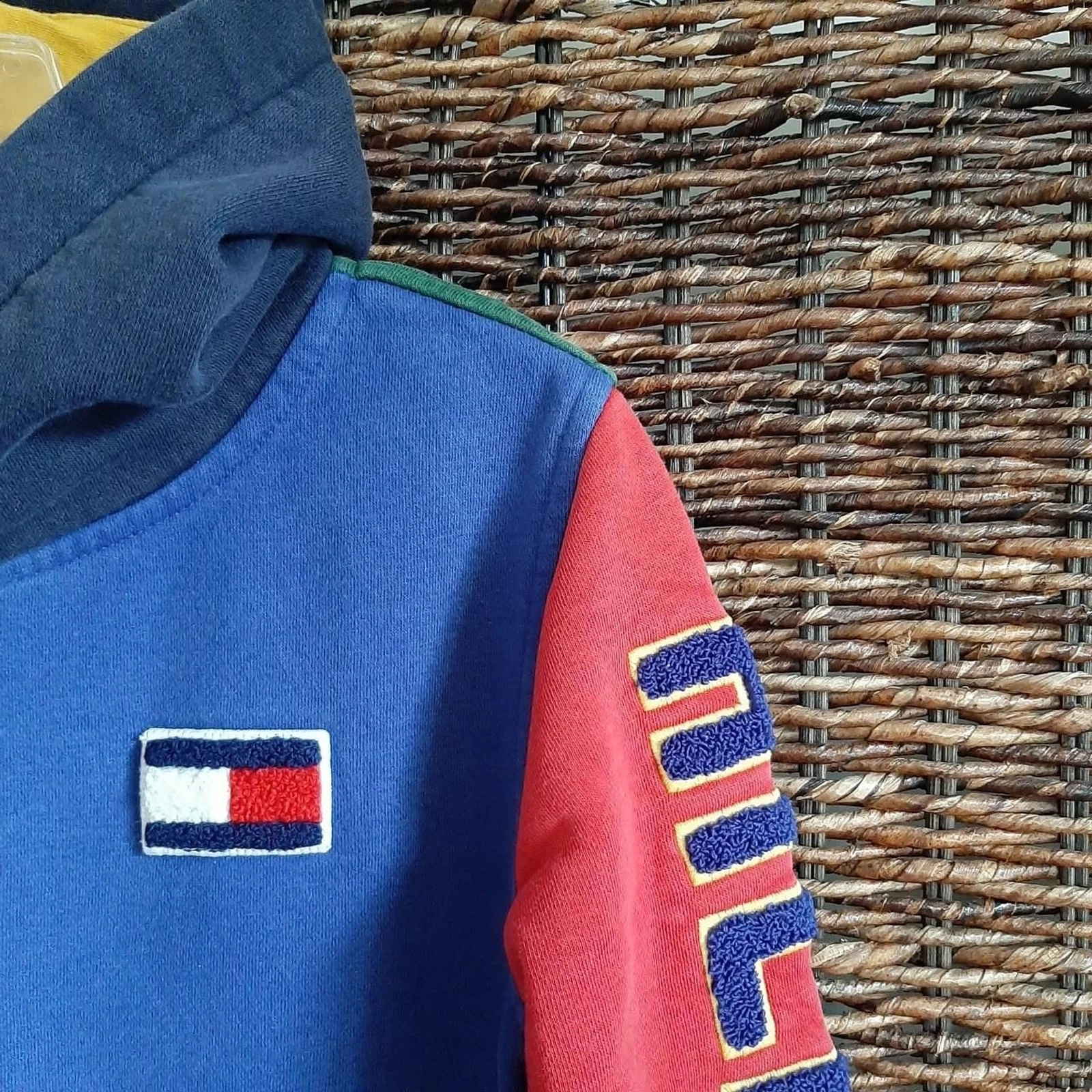 VETEMENTS Tommy Hilfiger Felpa con Cappuccio Blu Medio Felpa Preppy Varsity Lettere Colorblock