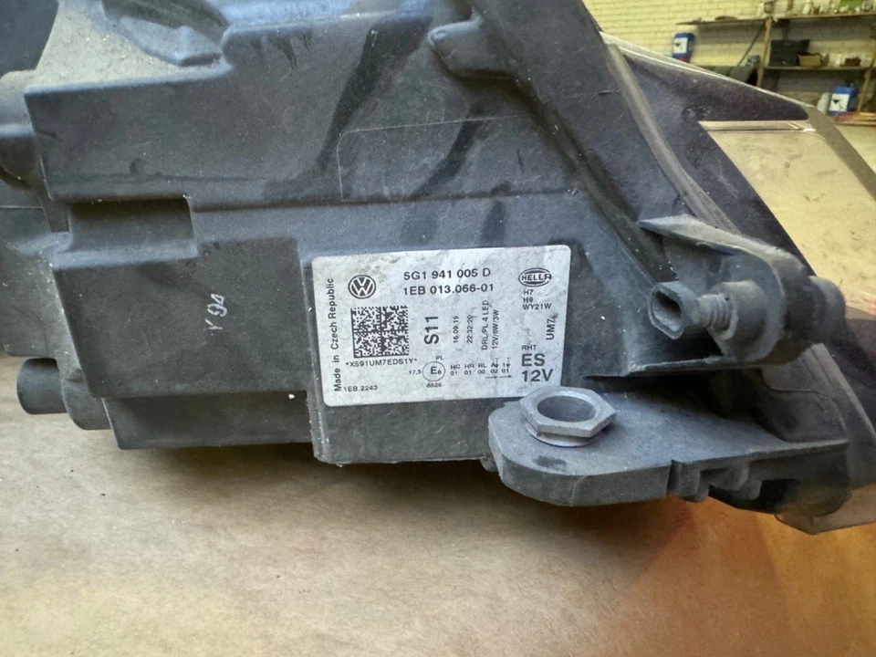 VOLKSWAGEN GOLF 7.5 front headlight 5G1941005 - Image 2 of 2