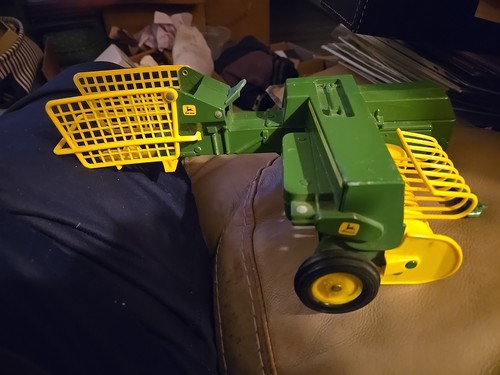 Vintage ERTL 1:16 Diecast John Deere Model 585 Square Hay Baler - Picture 4 of 7