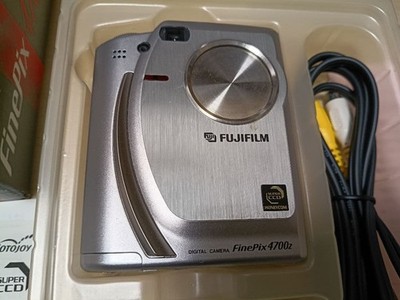 FUJIFILM FinePix 4700Z Silver Digital Camera 2.4MP 3x Zoom Super CCD Exc