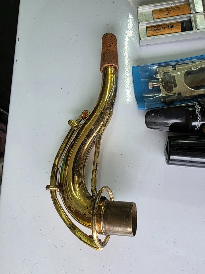 SAXOFÓN MARTIN TONO BAJO DE COLECCIÓN ELKHART EN ESTUCHE Y ACCESORIOS COMO ESTÁ Foto 4 de 4