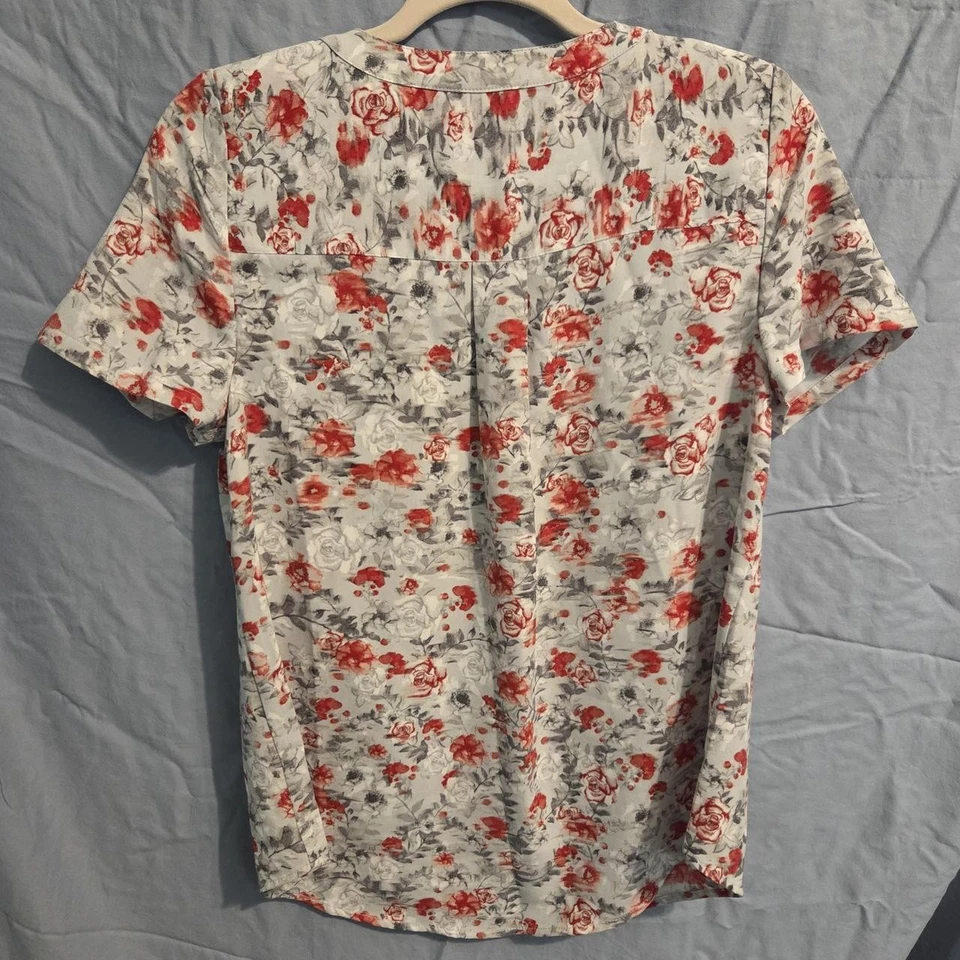 KENSIE BLUSA TOP FLORAL GRIS NEGRO ROJO MANGA CORTA CUELLO EN V TALLA M MEDIANA Foto 3 de 4