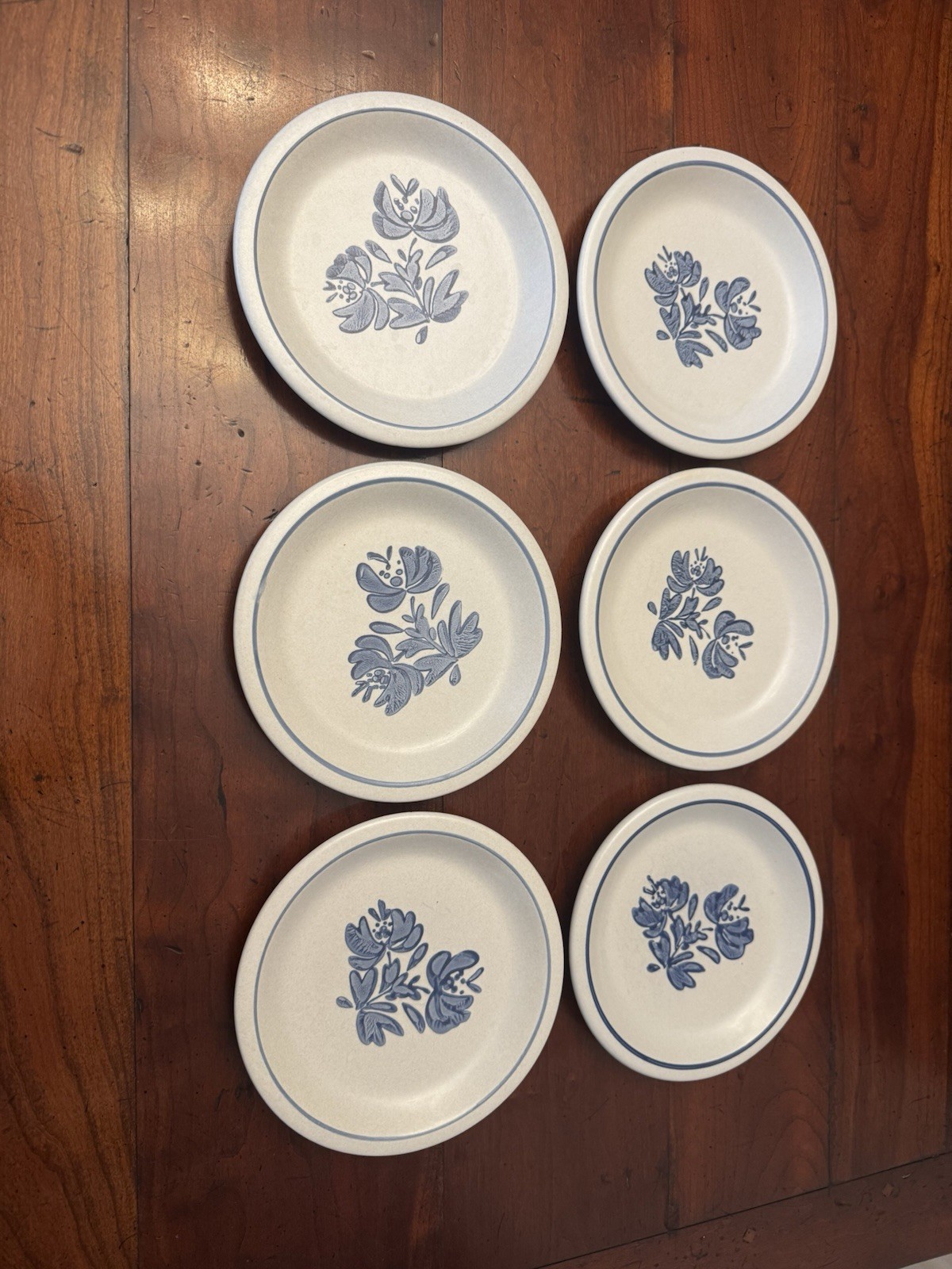Of 6 Pfaltzgraff Yorktowne 6 7/8" Bread/salad/dessert Plates