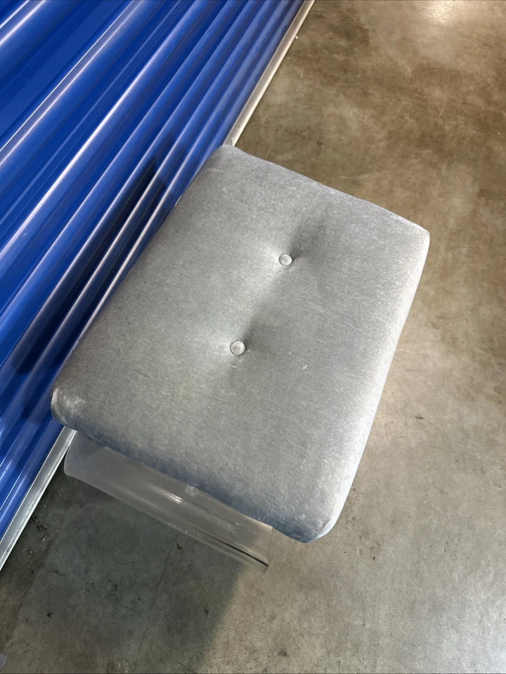 Banco Lucite Moderno Mediados de Siglo Colina Fabricación Cascada Banco Gris Terciopelo Foto 2 de 4