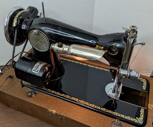 Vintage De-Luxe Ambassador Nähmaschine mit Koffer, Fußpedal, extra Füße - funktioniert - Bild 5 von 17