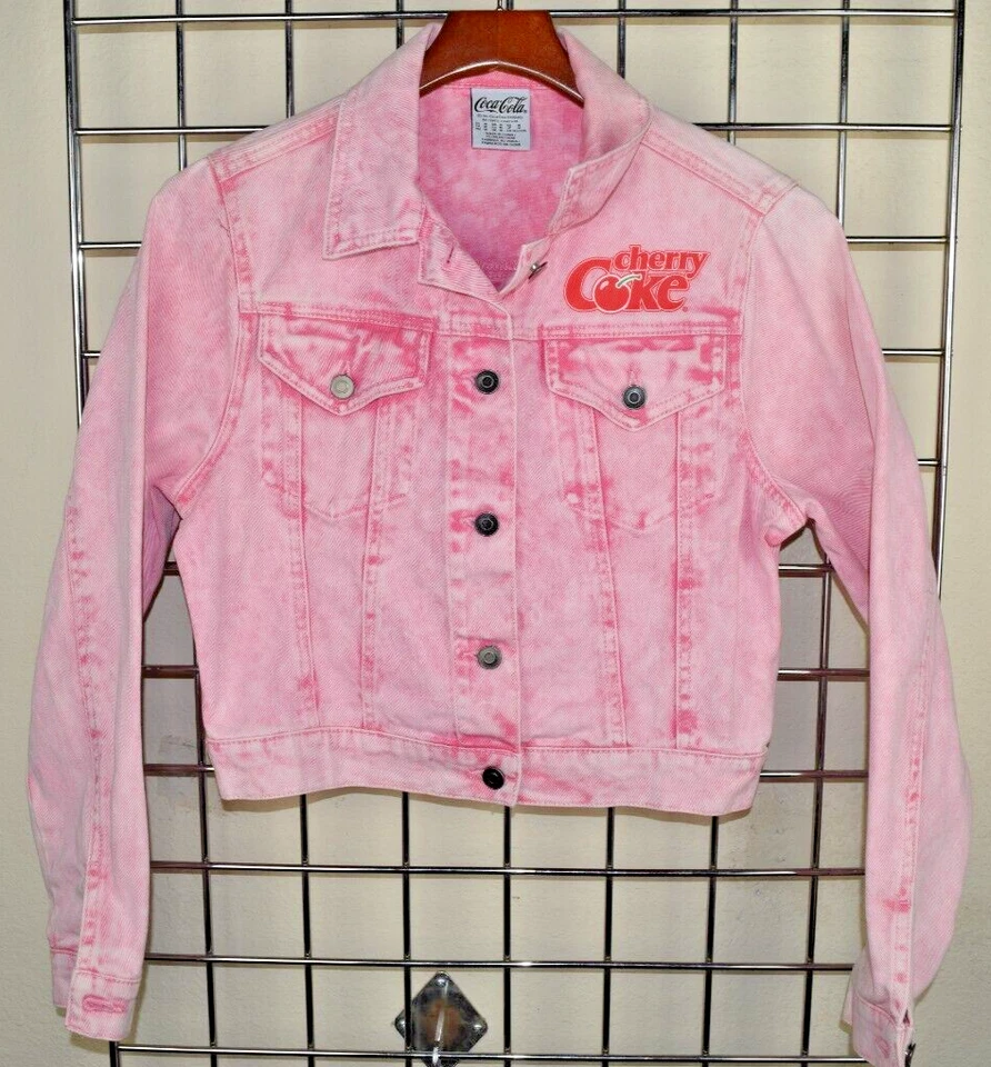 Chaqueta Jean Retro Coca-Cola Talla M Rosa Brillante Cerezo Coca-Cola Logotipos c.2018 Foto 2 de 4