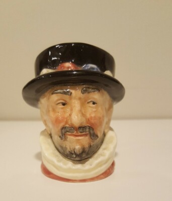 ROYAL DOULTON D6251 BEEFEATER - 1945 