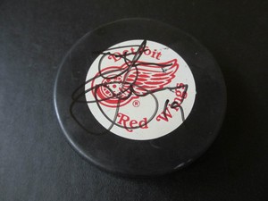 steve yzerman signed puck
