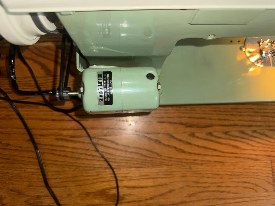 Máquina de coser Monster Dressmaker. Polea reductora. Zigzag. Cuero de lona. TB Foto 4 de 4