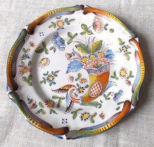 ASSIETTE EN VIEUX ROUEN CORNE D'ABONDANCE SIGNEE