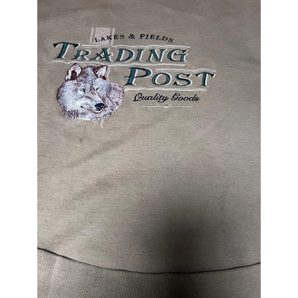 🪵 Sudadera Gráfica Lost Terrain "Trading Post" - Talla M Foto 4 de 4