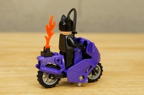 Lego Minifigure Catwoman 7779 bat003 DC Comic Batman Villian Catcycle Motorcycle