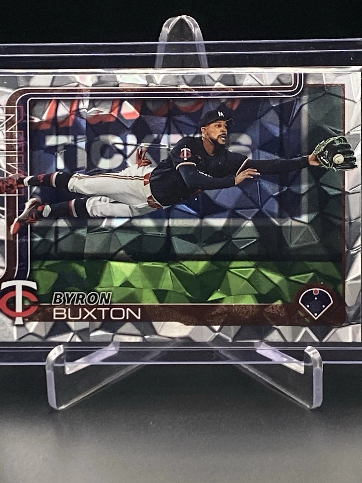 2025 Topps Series 2 Baseball Byron Buxton #530 Diamante Parallel Twins