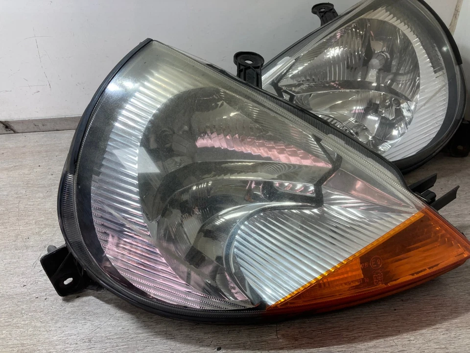 Par de faros delanteros Ford Ka 2005 del lado del conductor y del pasajero Foto 2 de 4
