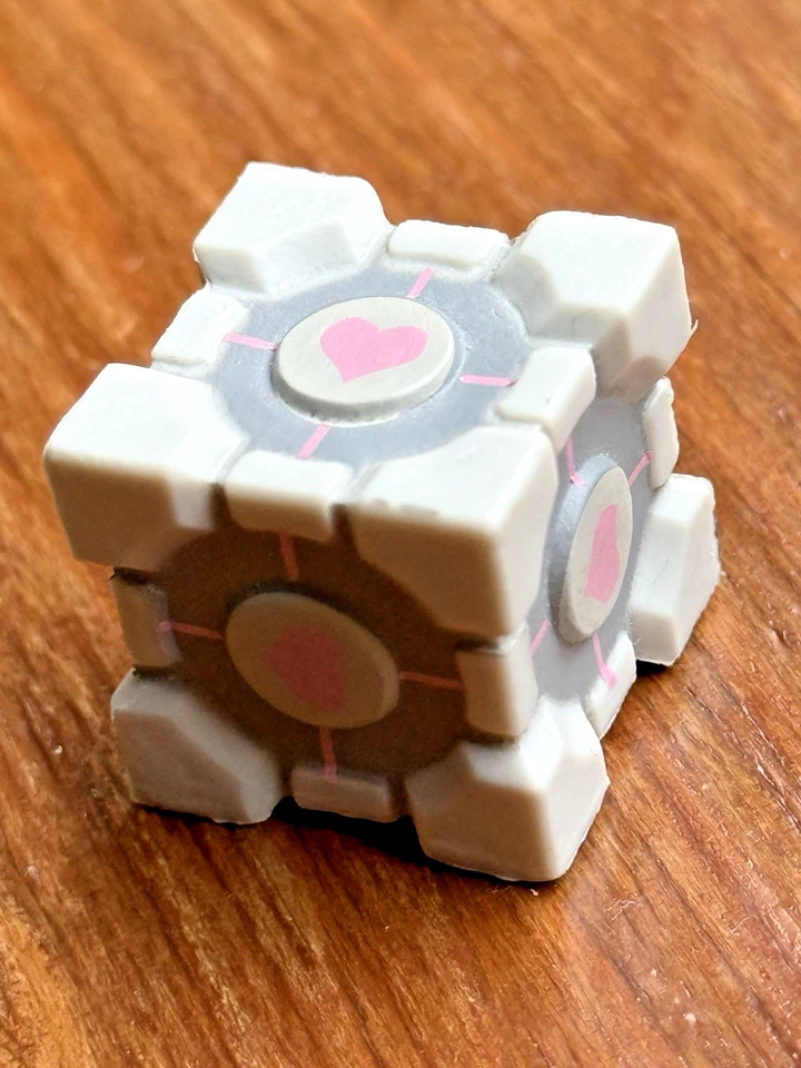 Portal Video Games 3D Pocket Companion Cube Approx 1" Pink Heart - Image 3 of 3