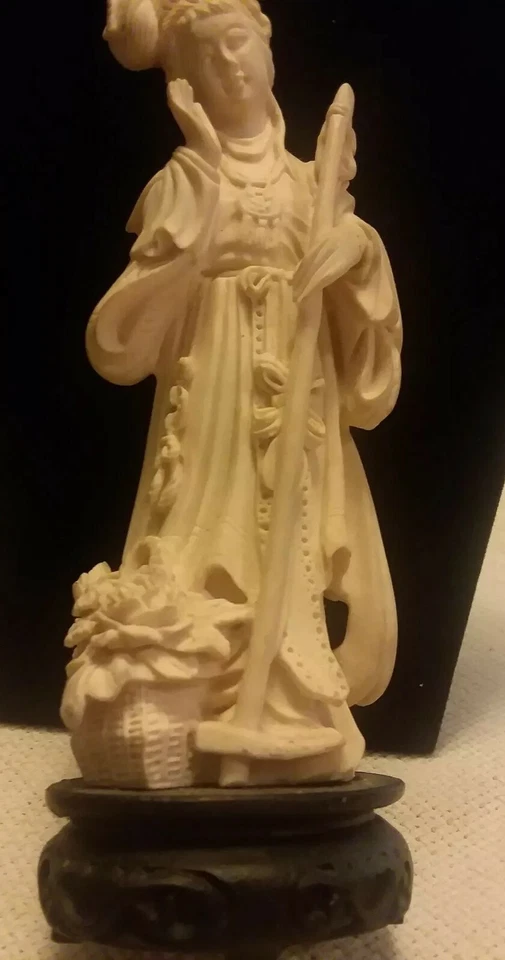 Fina piedra dura china tallada a mano, blanca de mujer con base. ¡Increíble detalle! Foto 2 de 4