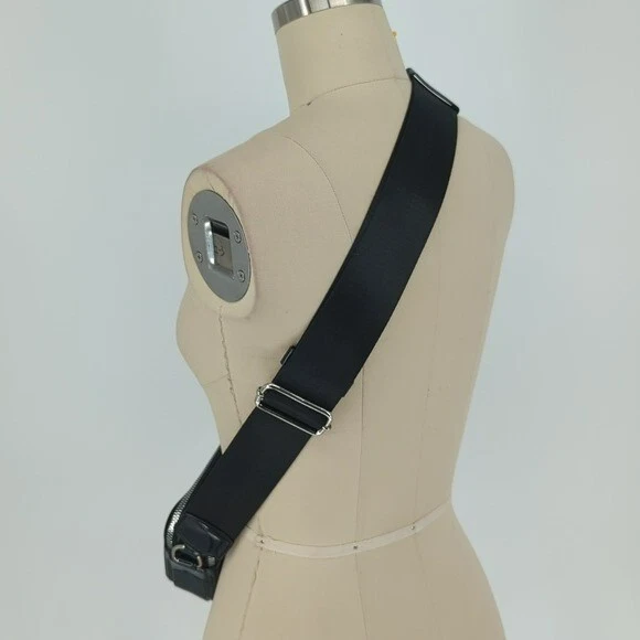 Bolso cinturón de plástico charol con doble cremallera correas de grosgrain negro viaje gorpcore calle Foto 2 de 4