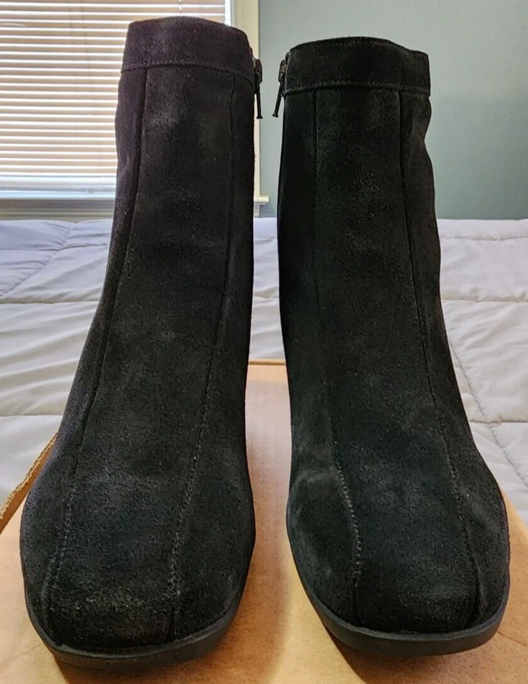 Botín impermeable La Canadienne® para mujer 8 NARROW Elizabeth en gamuza negra Foto 3 de 4