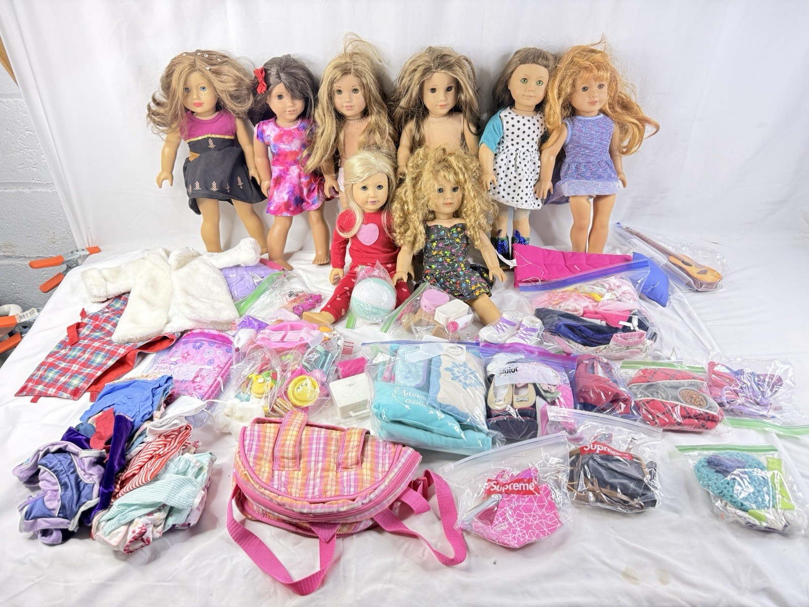 Lot of 8 American Girl Dolls With Mixed Clothes And accessories